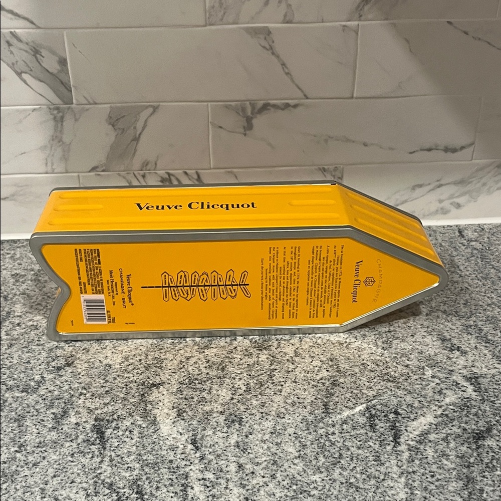 New Veuve Clicquot Dallas Arrow Box Yellow - Picture 5 of 9